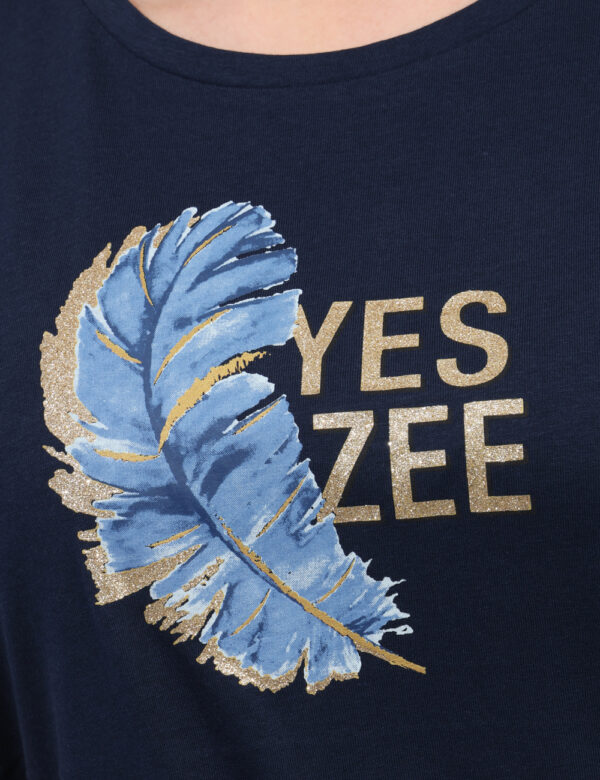 T-shirt Yes Zee Blu - T-shirt classica su base blu navy con stampa brandizzata e arricchita da glitter dorati. La vestibilit