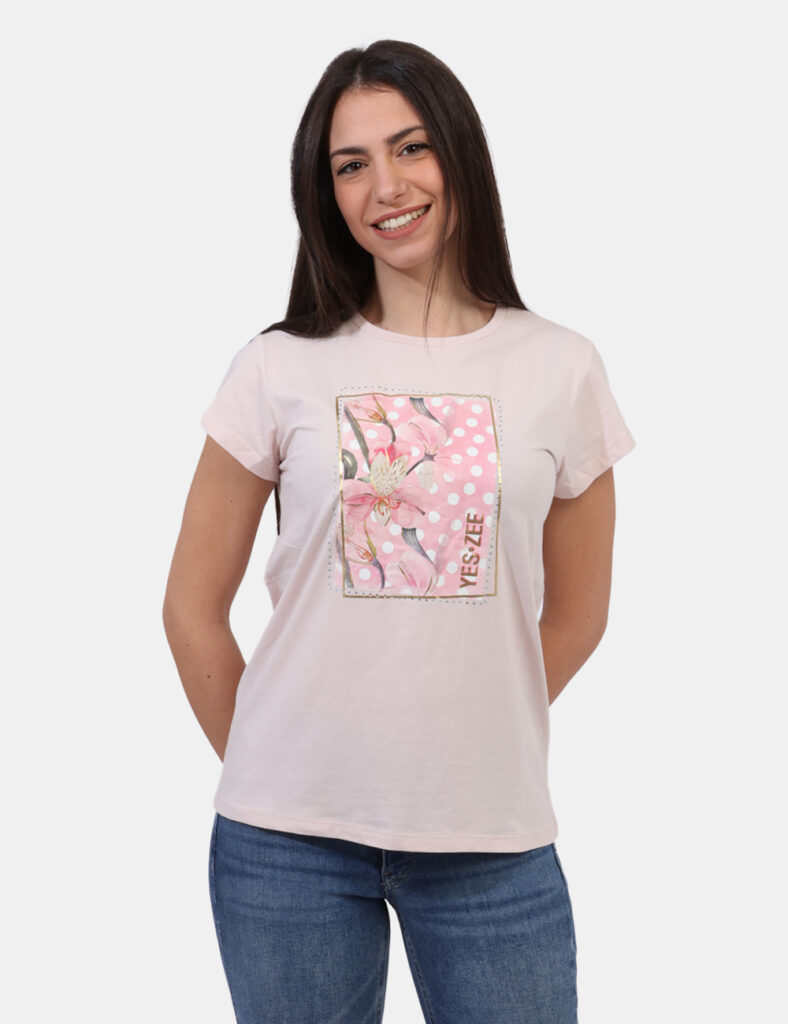 T-shirt Yes Zee Rosa - T-shirt classica su base rosa tenue con stampa brandizzata e arricchita da glitter. La vestibilità è