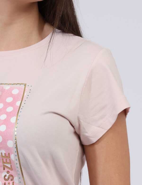 T-shirt Yes Zee Rosa - T-shirt classica su base rosa tenue con stampa brandizzata e arricchita da glitter. La vestibilità è