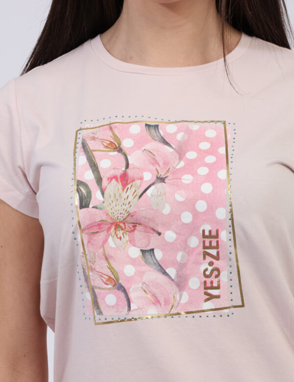 T-shirt Yes Zee Rosa - T-shirt classica su base rosa tenue con stampa brandizzata e arricchita da glitter. La vestibilità è