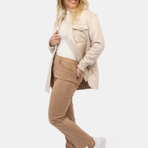 Pantaloni Guess Marrone - Pantaloni simil scamosciato in total marrone nocciola.Presenti tasche sagomate sul fronte e tasche