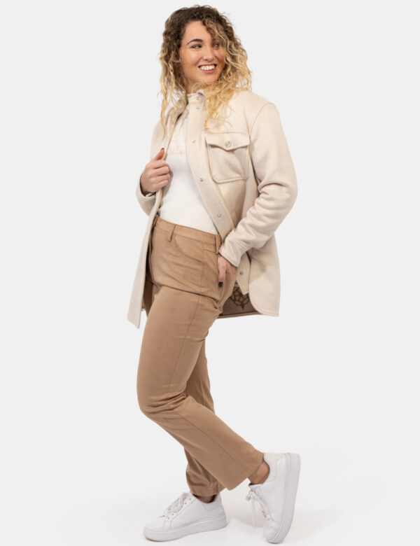 Pantaloni Guess Marrone - Pantaloni simil scamosciato in total marrone nocciola.Presenti tasche sagomate sul fronte e tasche