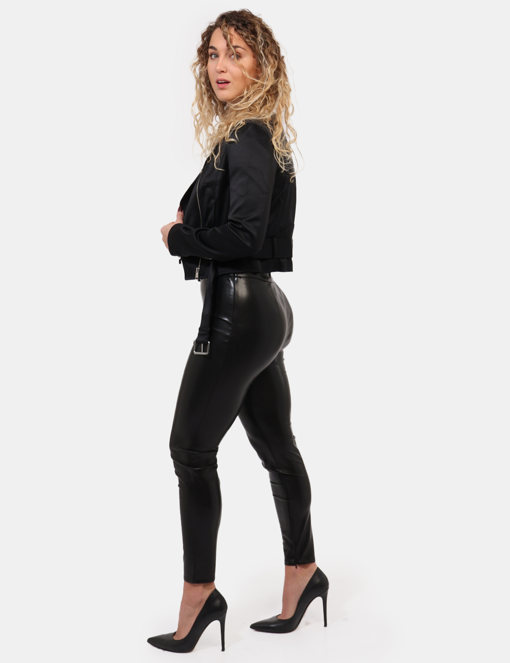 Pantaloni Guess Nero - Pantaloni modello leggings in simil pelle nero. La vestibilità è morbida e regolabile grazie ad elast