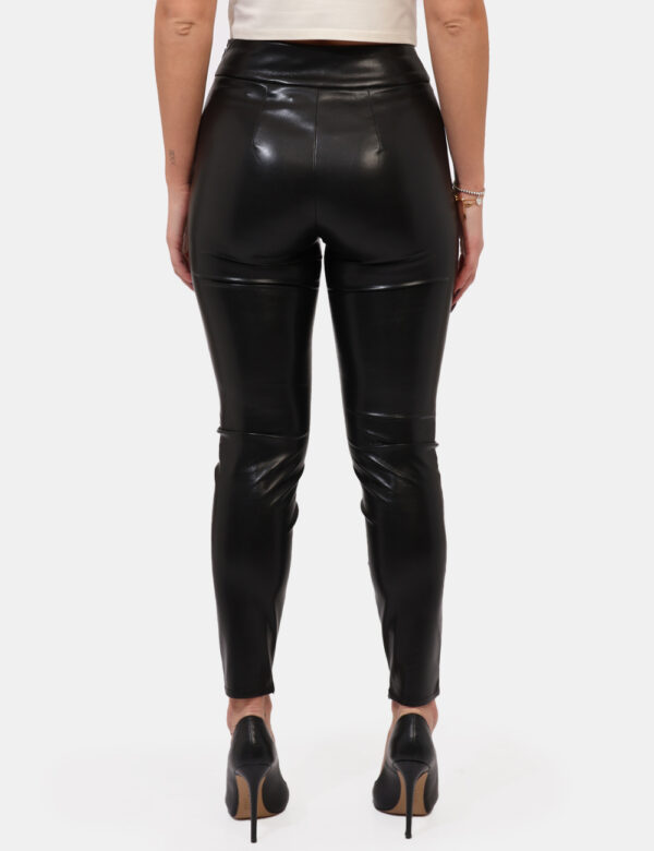 Pantaloni Guess Nero - Pantaloni modello leggings in simil pelle nero. La vestibilità è morbida e regolabile grazie ad elast