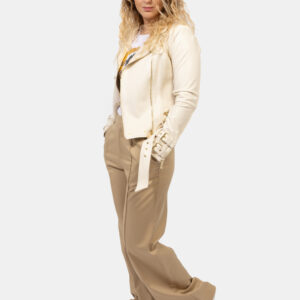 Pantaloni Guess Marrone - Pantaloni larghi, eleganti, in total marrone nocciola. Presenti tasche a taglio trasversale sul fr