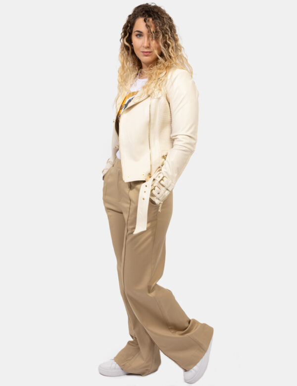 Pantaloni Guess Marrone - Pantaloni larghi, eleganti, in total marrone nocciola. Presenti tasche a taglio trasversale sul fr