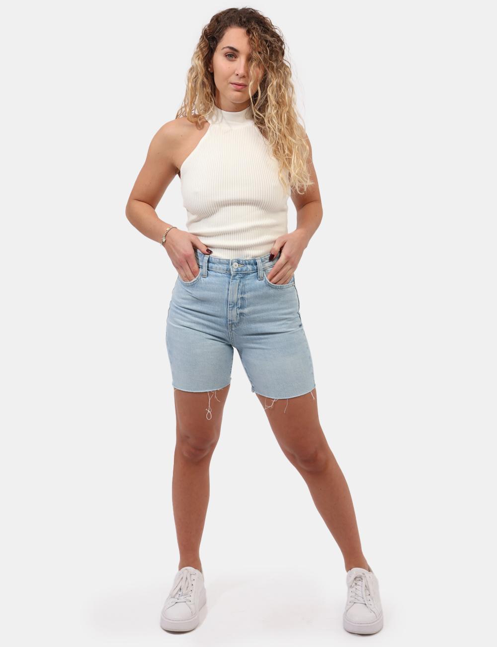 Shorts Guess Jeans - Shorts modello bermuda in total blu denim light. Presenti tasche sagoomate e tasche a toppa sul retro.