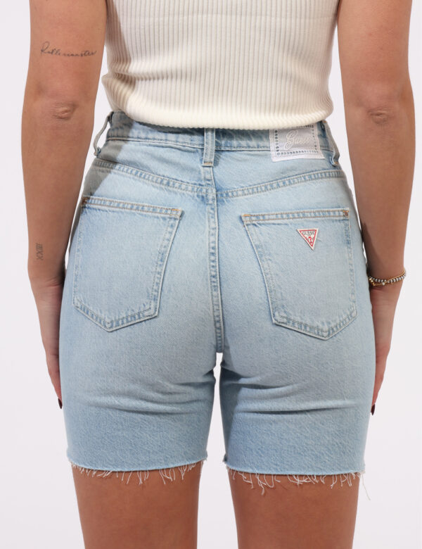 Shorts Guess Jeans - Shorts modello bermuda in total blu denim light. Presenti tasche sagoomate e tasche a toppa sul retro.