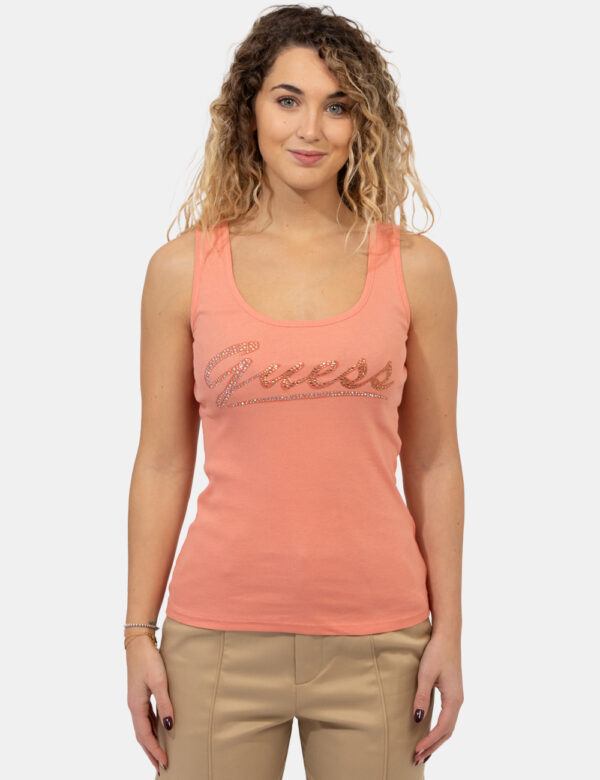 Top Guess Arancione - Top modello canotta in total arancione tenue con stampa logo brand glitterata che dona luminosità al c