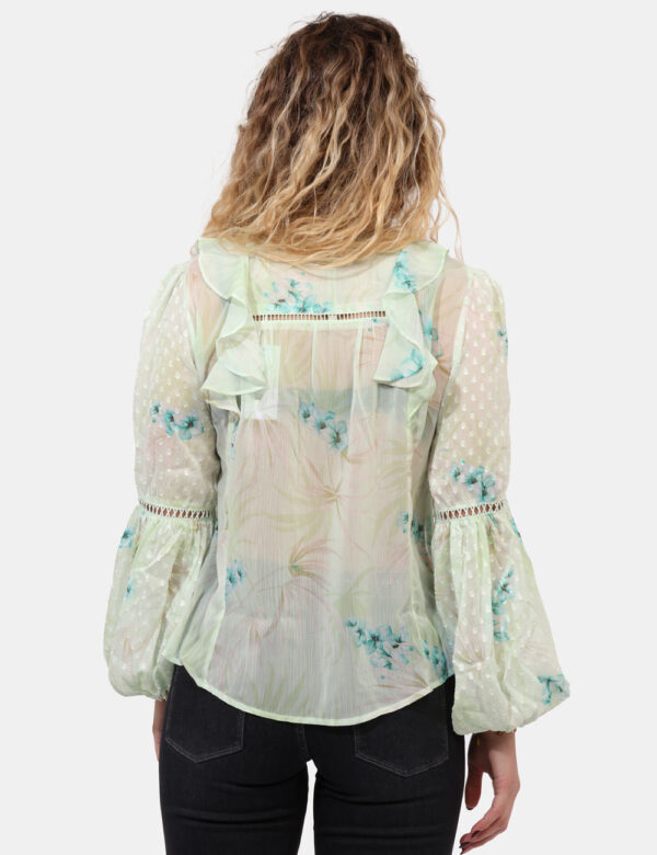 Blusa Guess Verde - Blusa velata, con maniche a sbuffo, in total verde chiaro e con stampa floreale abbinata. Presenti frill