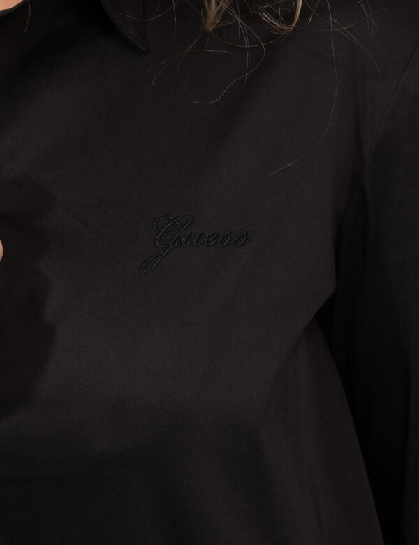 Camicia Guess Nero - Camicia in total nero con logo brand ricamato in tono su tono. La vestibilità è morbida e pratica grazi