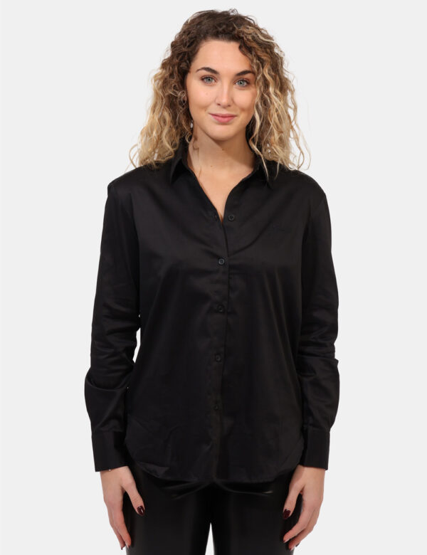 Camicia Guess Nero - Camicia in total nero con logo brand ricamato in tono su tono. La vestibilità è morbida e pratica grazi