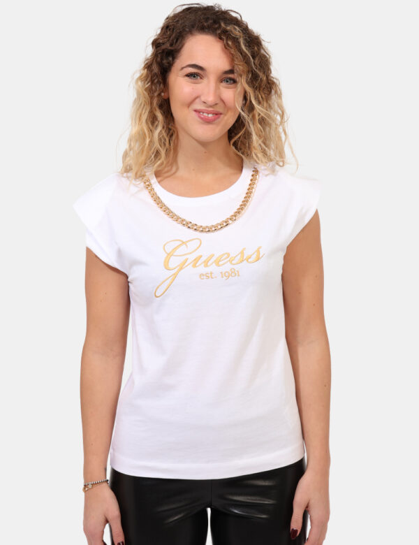 T-shirt Guess Bianco - T-shirt su base bianca con stampa ricamata logo brand in tinta dorata. Presente ulteriore dettaglio c