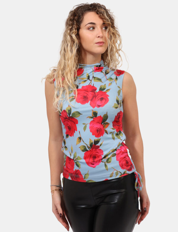 Top Guess Azzurro - Top a giromanica, con collo alto, su base azzurro chiaro con stampa floreale in rosso. La vestibilità è