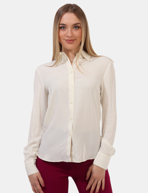 Camicia Pinko Panna - Camicia classica in total bianco panna con trama stampata in tono su tono. La vestibilità è morbida e