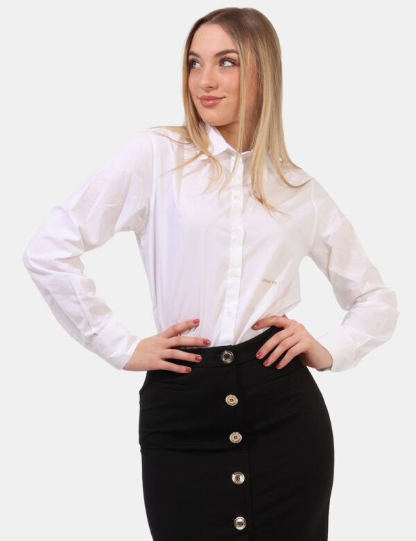 Camicia Pinko Bianco - Camicia classica in total bianco con piccolo ricamo logo brand dorato. La vestibilità è morbida e pra