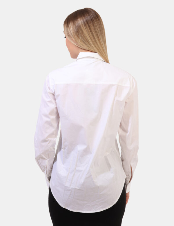 Camicia Pinko Bianco - Camicia classica in total bianco con piccolo ricamo logo brand dorato. La vestibilità è morbida e pra