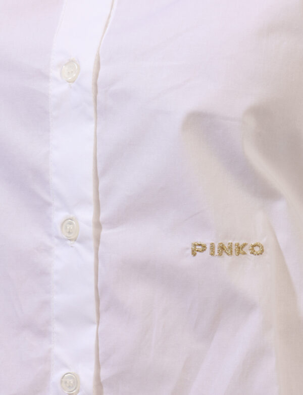 Camicia Pinko Bianco - Camicia classica in total bianco con piccolo ricamo logo brand dorato. La vestibilità è morbida e pra