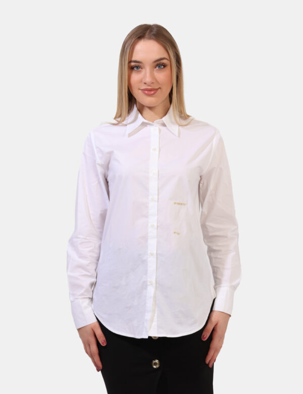 Camicia Pinko Bianco - Camicia classica in total bianco con piccolo ricamo logo brand dorato. La vestibilità è morbida e pra