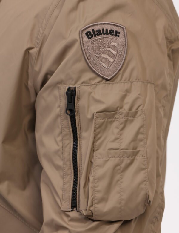 Giacca Blauer Beige - Giacca a vento in total beige scuro con tasche a taglio trasversale e chiusura a bottone. La vestibili