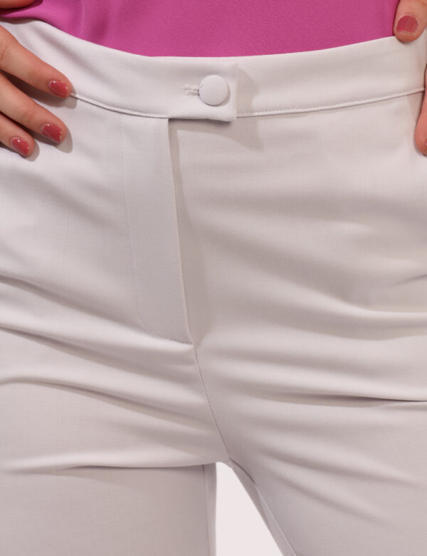 Pantaloni Patrizia Pepe Grigio - Pantaloni eleganti in total grigio perla con tasche a taglio trasversale. La vestibilità è