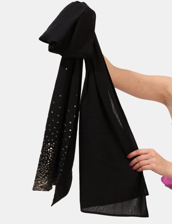 Foulard Patrizia Pepe Nero - Foulard velato nero con paillettes argentate sparse. L'indossatura è pratica e maneggevole. Il