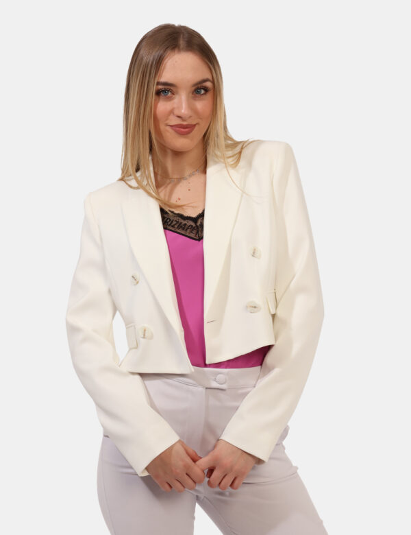 Blazer Patrizia Pepe Panna - Blazer corto in total bianco panna e con doppio petto, più tasche fake. La vestibilità è morbid