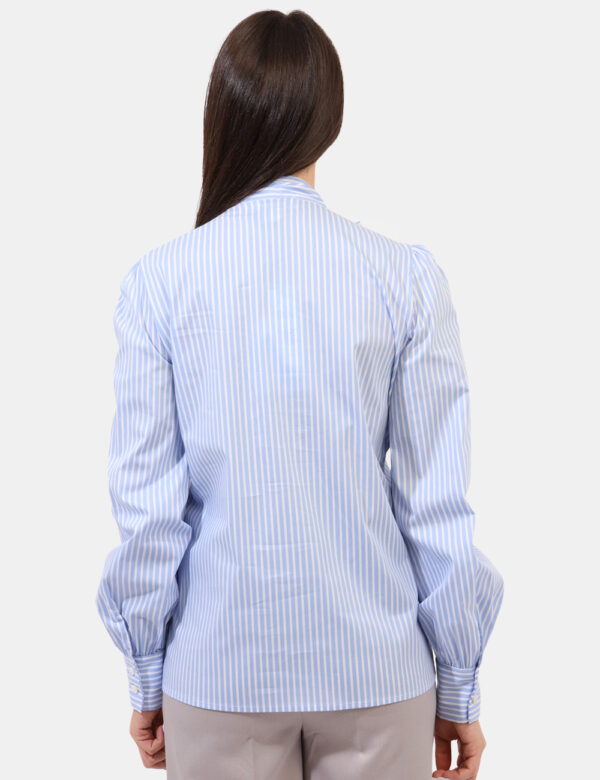 Camicia Materica Azzurro - Camicia rigata bianca e azzurra. Ulteriore dettaglio è rappresentato dal fiocco sul collo. La ves