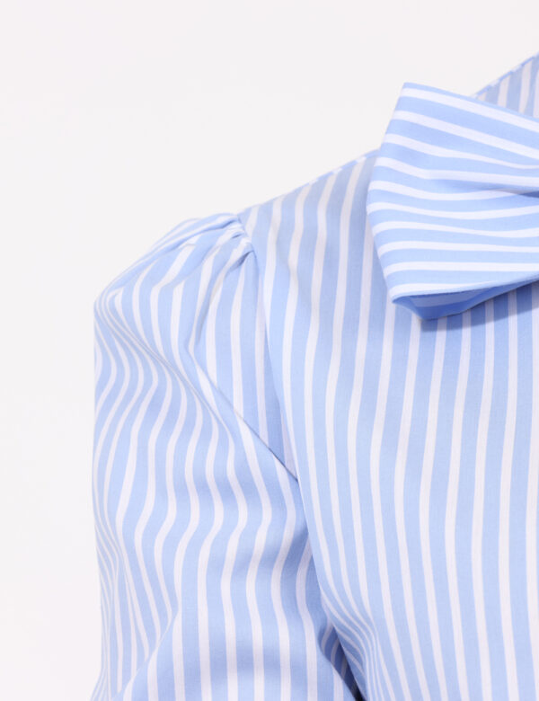 Camicia Materica Azzurro - Camicia rigata bianca e azzurra. Ulteriore dettaglio è rappresentato dal fiocco sul collo. La ves