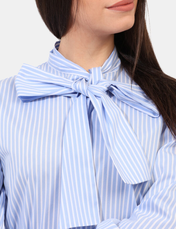 Camicia Materica Azzurro - Camicia rigata bianca e azzurra. Ulteriore dettaglio è rappresentato dal fiocco sul collo. La ves