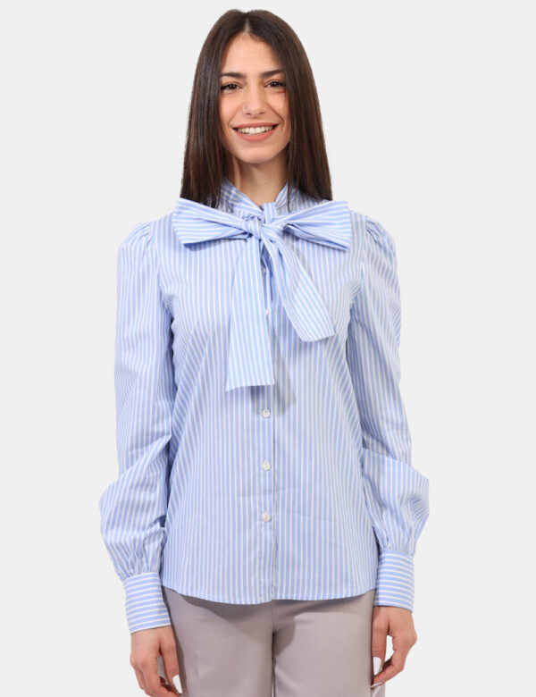 Camicia Materica Azzurro - Camicia rigata bianca e azzurra. Ulteriore dettaglio è rappresentato dal fiocco sul collo. La ves