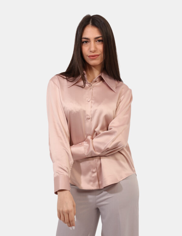 Camicia Materica Rosa - Camicia a maniche lunghe in total rosa antico effetto lucido. La vestibilità è morbida e pratica gra