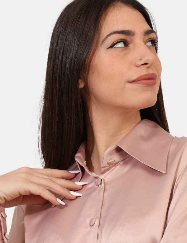 Camicia Materica Rosa - Camicia a maniche lunghe in total rosa antico effetto lucido. La vestibilità è morbida e pratica gra