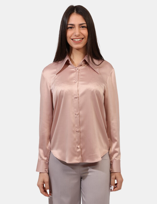 Camicia Materica Rosa - Camicia a maniche lunghe in total rosa antico effetto lucido. La vestibilità è morbida e pratica gra