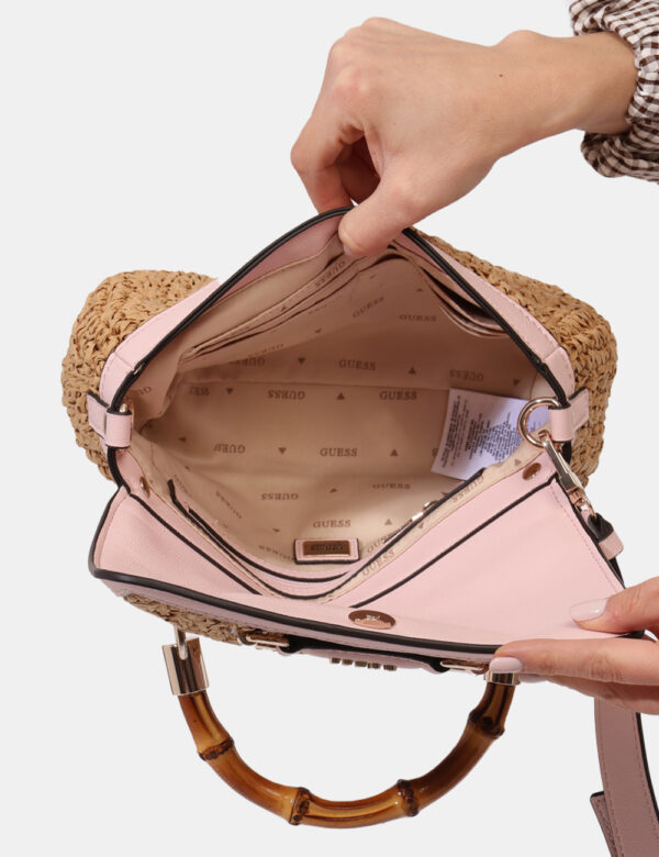 Borsa Guess Marrone - Borsa a spalla di medie dimensioni in carta lavorata marrone, più dettagli rosa. L'interno è composto