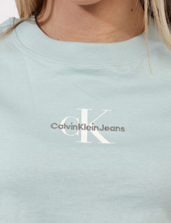 T-shirt Calvin Klein Azzurro - T-shirt corta in total azzurro chiaro con logo brand bianco e grigio. La vestibilità è morbid