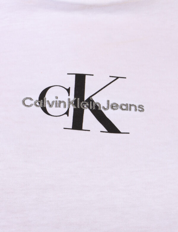 T-shirt Calvin Klein Nero - T-shirt corta in total bianco con logo brand neroo e grigio. La vestibilità è morbida e regolare