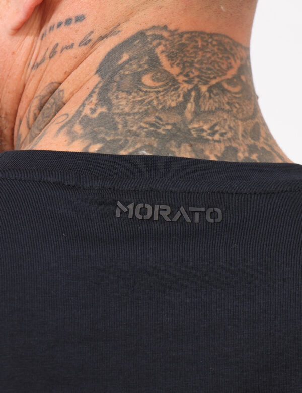 T-shirt Antony Morato Nero - T-shirt classica in total nero con stampa ad altezza cuore. La vestibilità è morbida e regolare