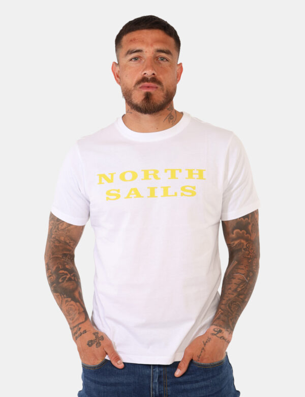 T-shirt North Sails Bianco - T-shirt classica su base bianca con stampa brand in giallo fluo. La vestibilità è morbida e reg