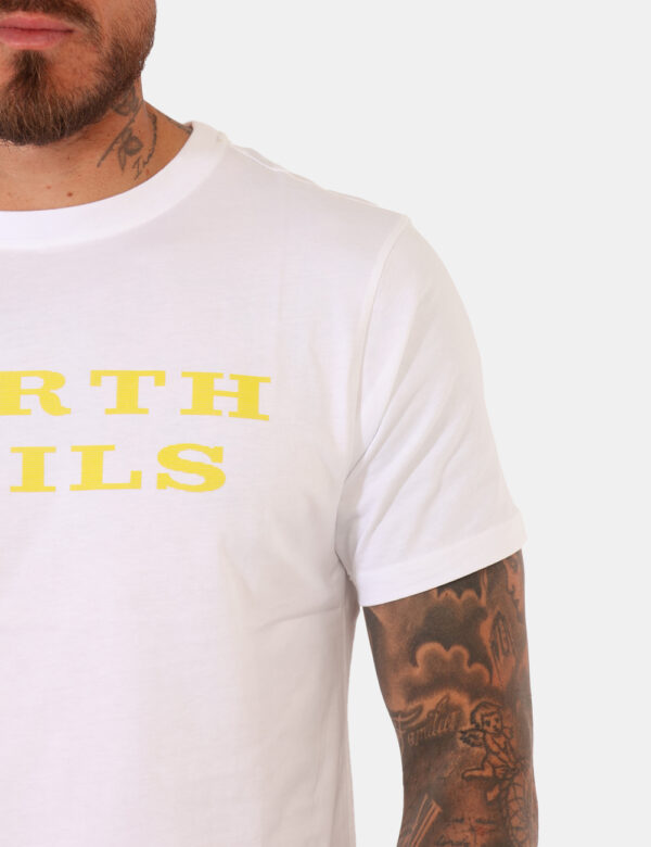 T-shirt North Sails Bianco - T-shirt classica su base bianca con stampa brand in giallo fluo. La vestibilità è morbida e reg