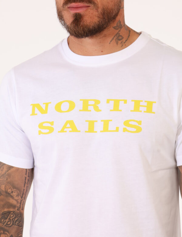 T-shirt North Sails Bianco - T-shirt classica su base bianca con stampa brand in giallo fluo. La vestibilità è morbida e reg
