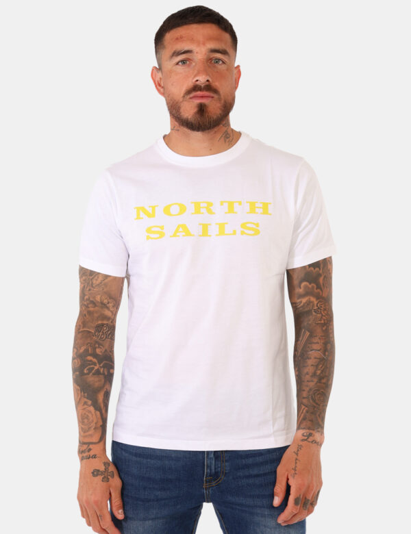 T-shirt North Sails Bianco - T-shirt classica su base bianca con stampa brand in giallo fluo. La vestibilità è morbida e reg