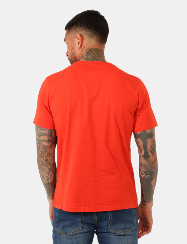 T-shirt North Sails Arancione - T-shirt classica su base arancione con stampa brand in blu. La vestibilità è morbida e regol