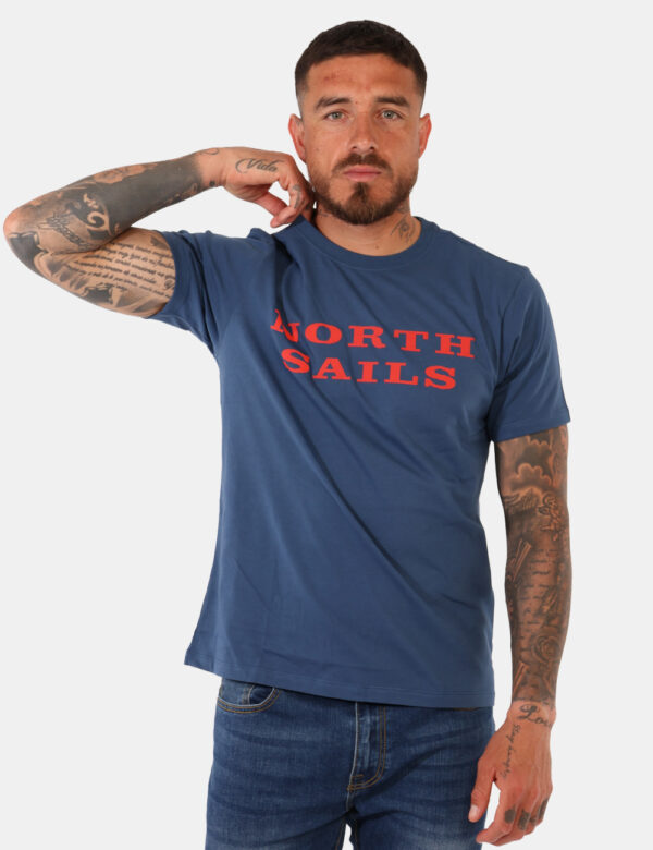 T-shirt North Sails Blu - T-shirt classica su base blu con stampa brand in arancione. La vestibilità è morbida e regolare. L