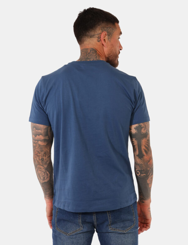 T-shirt North Sails Blu - T-shirt classica su base blu con stampa brand in arancione. La vestibilità è morbida e regolare. L