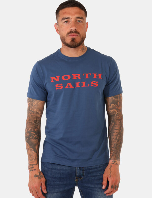 T-shirt North Sails Blu - T-shirt classica su base blu con stampa brand in arancione. La vestibilità è morbida e regolare. L