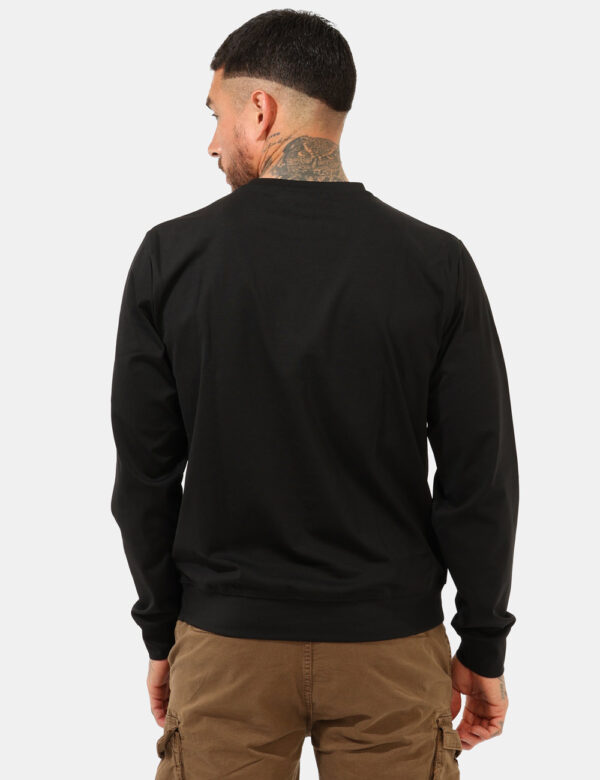 Felpa Yes Zee Nero - Felpa classica, in total nero con piccolo patch logo brand in tinta coordinata. La vestibilità è morbid
