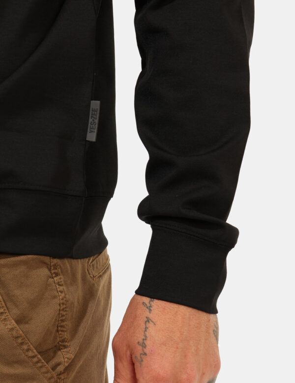 Felpa Yes Zee Nero - Felpa classica, in total nero con piccolo patch logo brand in tinta coordinata. La vestibilità è morbid