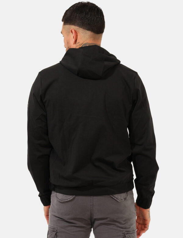 Felpa Yes Zee Nero - Felpa classica con cappuccio e tasche a taglio trasversale, in total nero con piccolo patch logo brand
