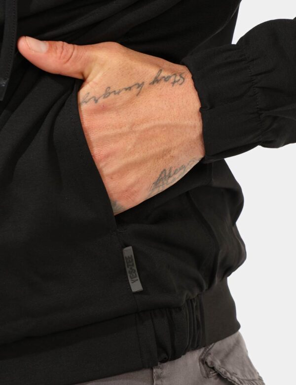 Felpa Yes Zee Nero - Felpa classica con cappuccio e tasche a taglio trasversale, in total nero con piccolo patch logo brand